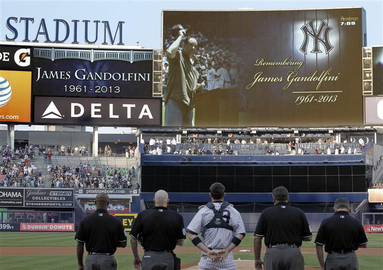 Vaizdas: A moment of silence is observed for actor James Gandolfini by the New York Yankees.