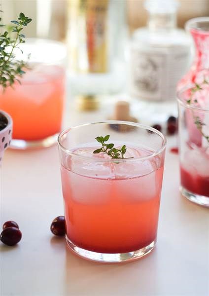Padėkos diena cocktail: Cranberry thyme gin and tonic