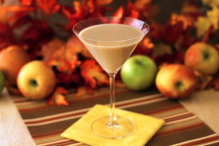 Padėkos diena cocktail: Caramel apple pie martini