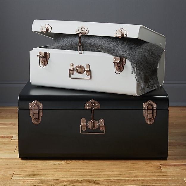 Украсно Suitcases