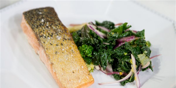 Pan-stekt Salmon with Braised Kale