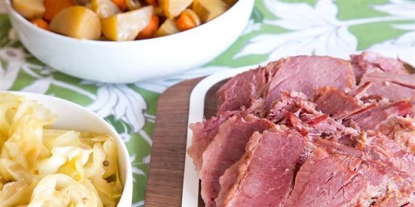 Care gateste incet Corned Beef and Cabbage