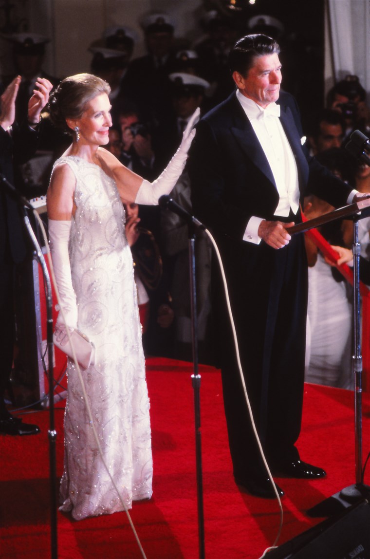 Președintele Ronald and Nancy Reagan, at Inaugural Ball