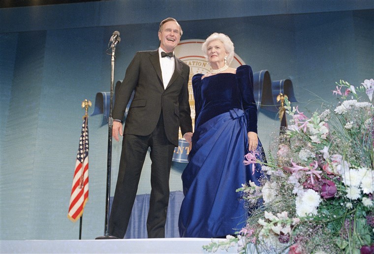 Președintele George H.W. Bush and Barbara Bush attend the inaugural ball.