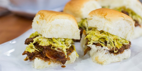 Care gateste incet Pulled Pork Sliders with Brussels Sprouts Slaw