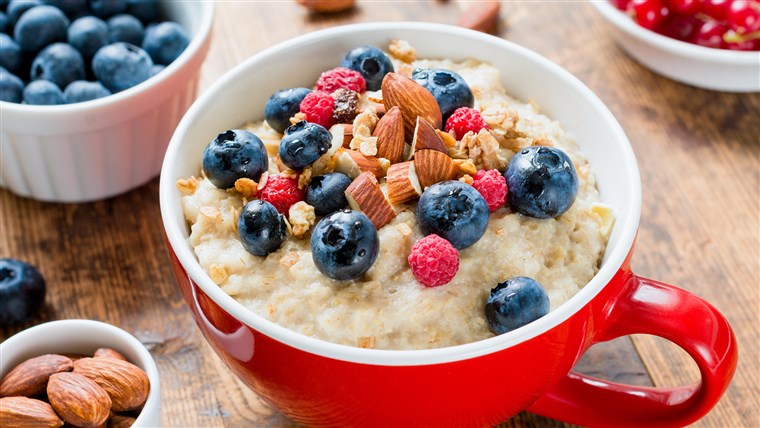 Avižiniai dribsniai porridge with fruits and nuts for healthy breakfast