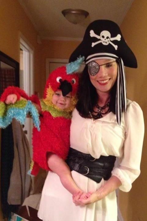 Šeima Halloween Costumes: Pirate and Parrot