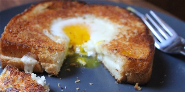 Са роштиља Cheese Egg-in-a-Hole