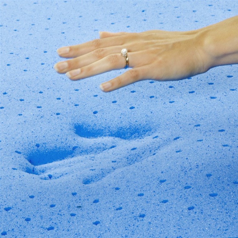 Urma de mâna left in a cooling gel memory foam mattress topper