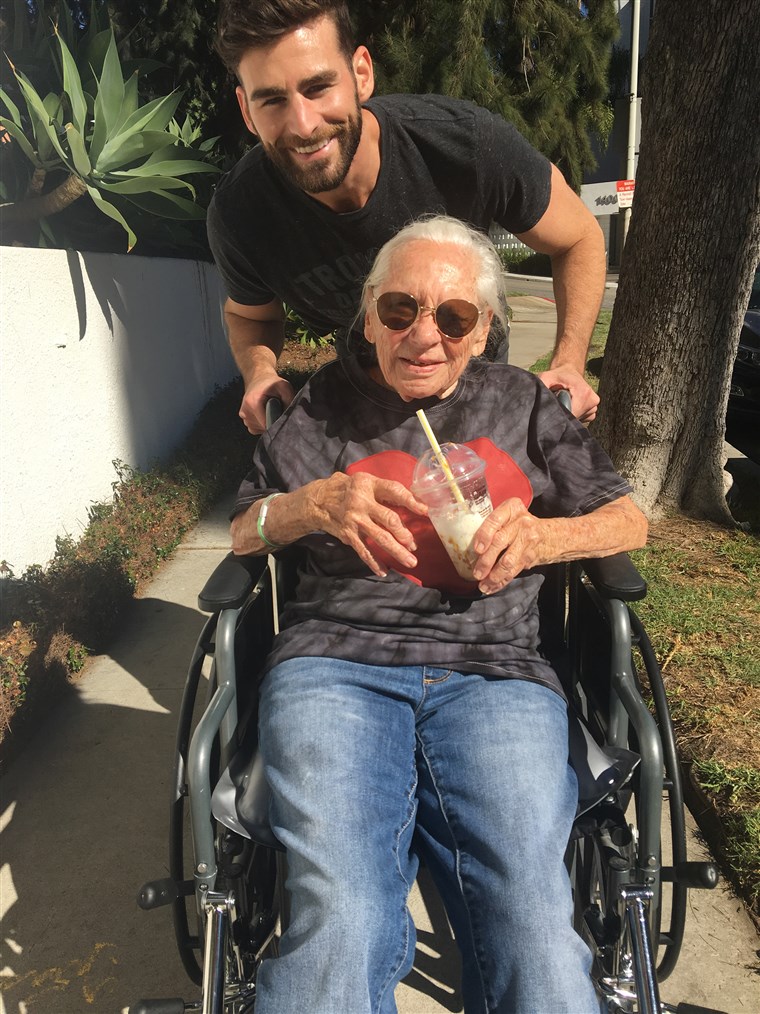 în vârstă de 31 de ani Hollywood actor, Chris Salvatore, recently took in his 89-year-old neighbo,r Norma Cook, who has leukemia