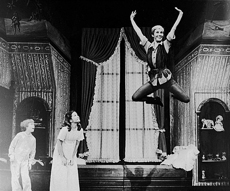 Пешчана Duncan takes flight as Peter Pan on Broadway with a new set of Darling children played by Marsha Kramer and Jonathan Ward.