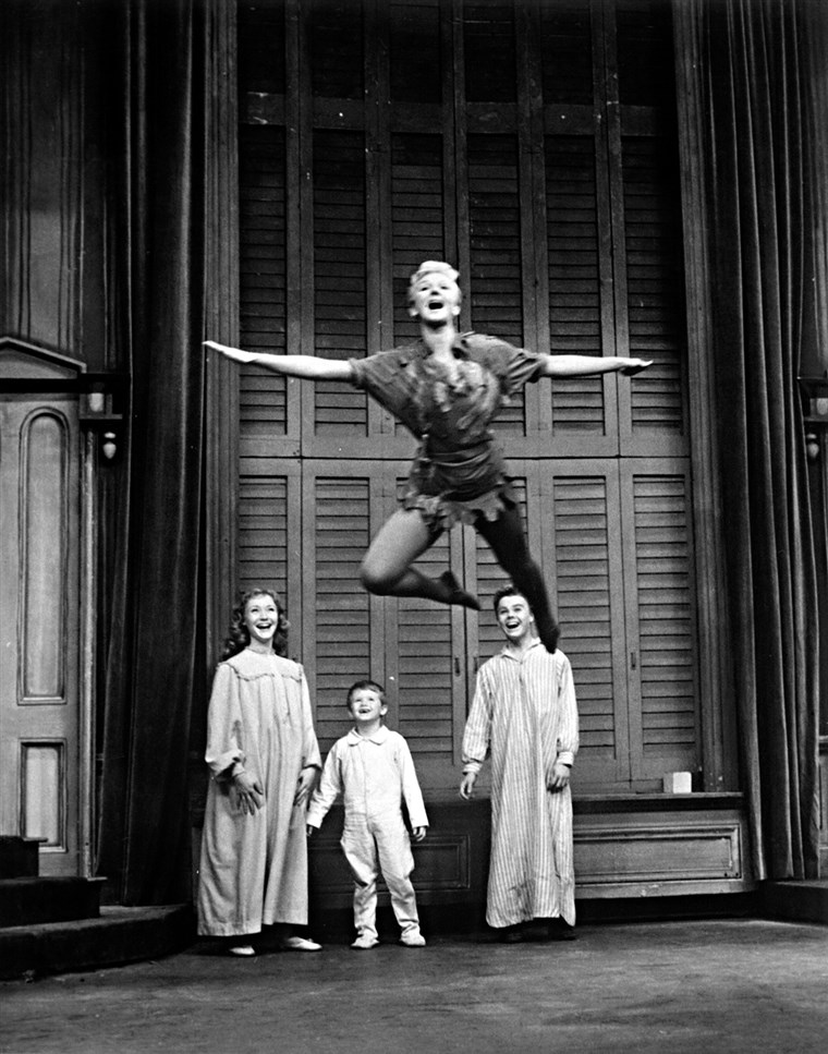 Мари Martin as Peter Pan, with the Darling children Maureen Bailey, Kent Fletcher and Joey Trent in a 1960 TV special.
