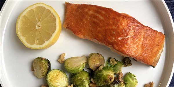 Pan-stekt Salmon and Roasted Brussels Sprouts