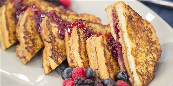 Jordnöt Butter and Jelly-Stuffed French Toast Recipe