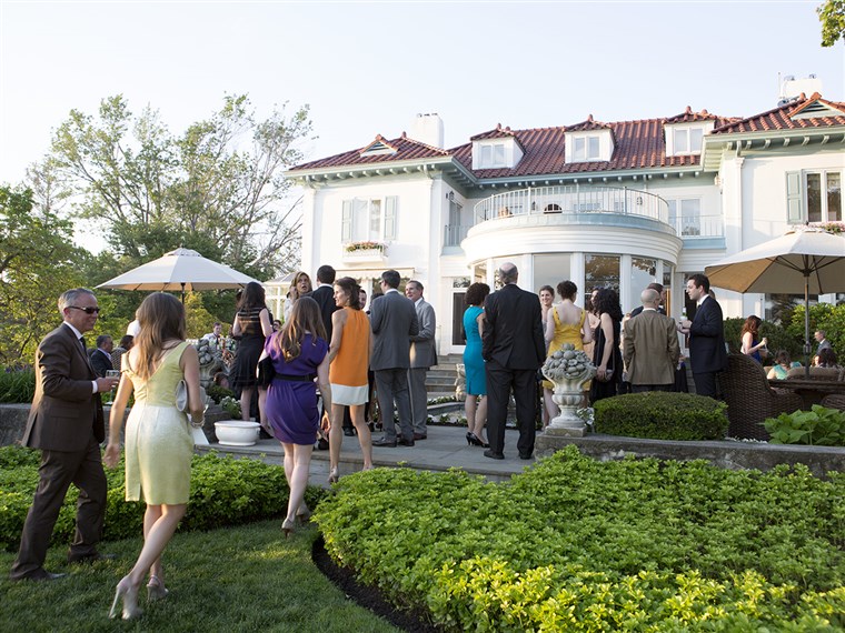 Гости make their way to the cocktail hour, held at Kathie Lee's home.