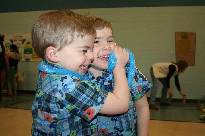 Tvilling boys smiling