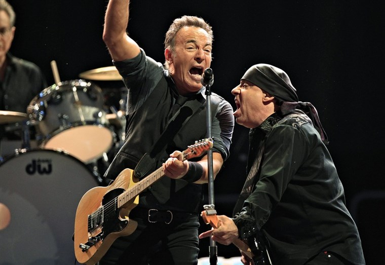 Bruce’as Springsteenas veda “James Gandolfini” duoklę