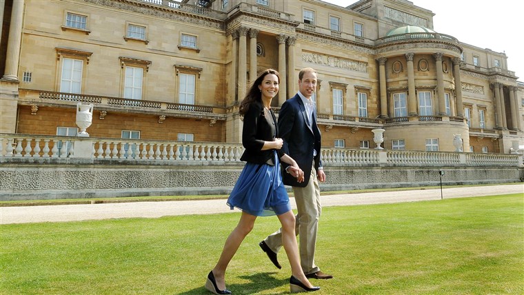 Британија's Prince William and Duchess of Cambridge walk outside Buckingham Palace