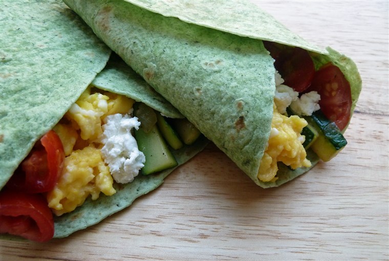 Frukost burritos with zucchini, tomatoes and goat cheese
