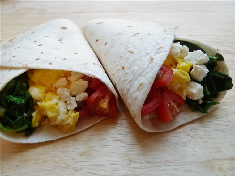 Frukost burritos with spinach, tomatoes and Feta