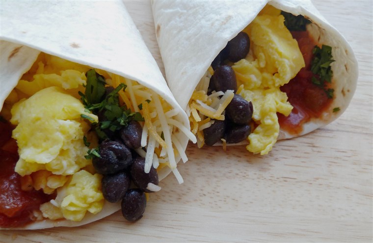 Frukost burritos with black beans, salsa, cheese and sour cream