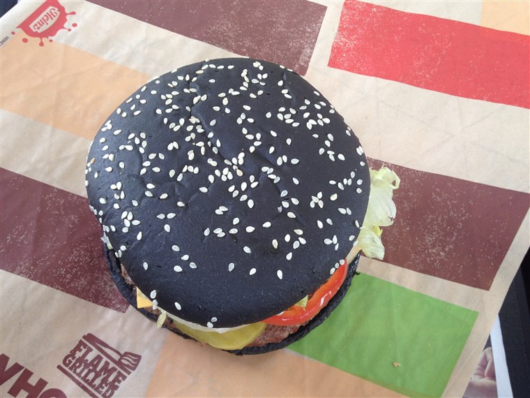Închide up of black bun on Burger King's Halloween Burger