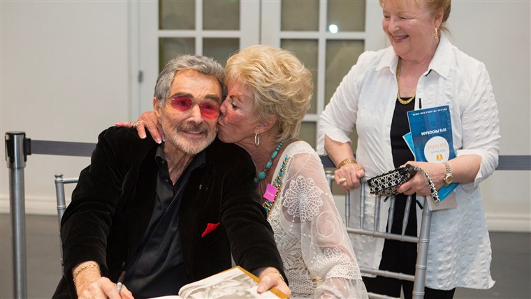 Бурт Reynolds and Ann Lawlor Scurry, who were high-school sweethearts, reunite at the Palm Beach Book Festival on April 2, 2016.