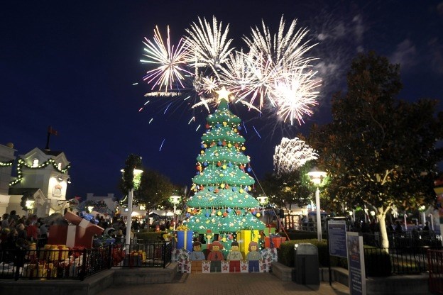 Crăciun tree built of 245,000 DUPLO bricks at LEGOLAND California.