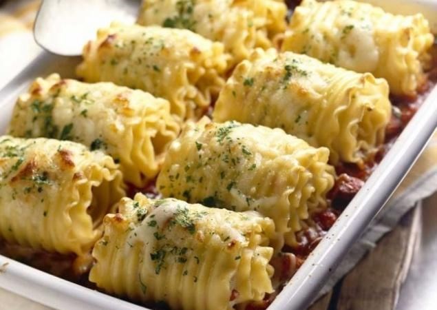 Пилетина and cheese lasagna roll-ups