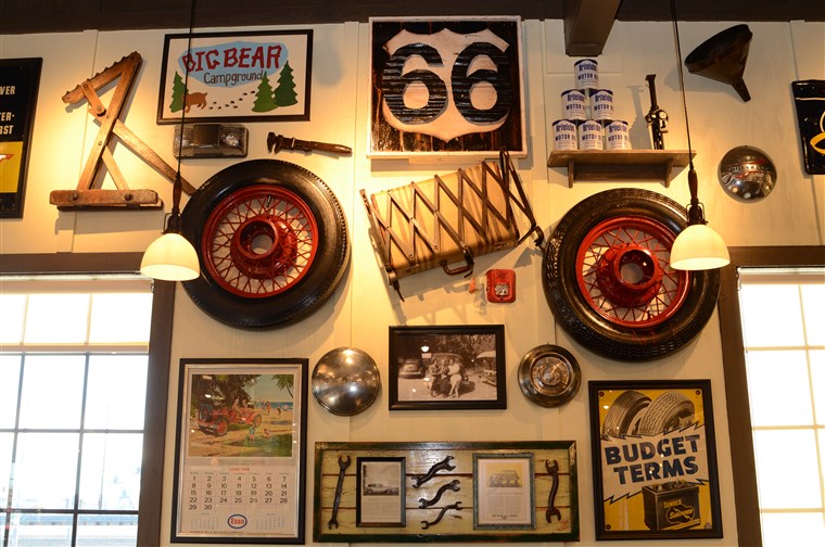 Historisk decorations pay homage to California's Route 66, such as an antique tire, luggage rack and suitcase, old motor oil cans, and an antique Esso calendar from June 1969.