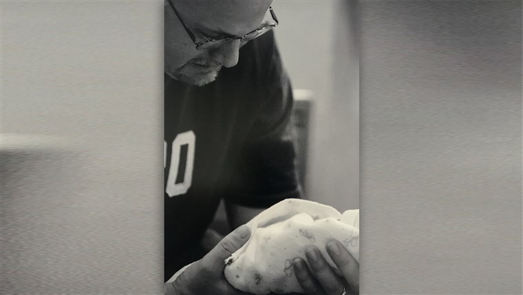 Аутор Kelly Farley holds his son Noah, who was born prematurely and stillborn.