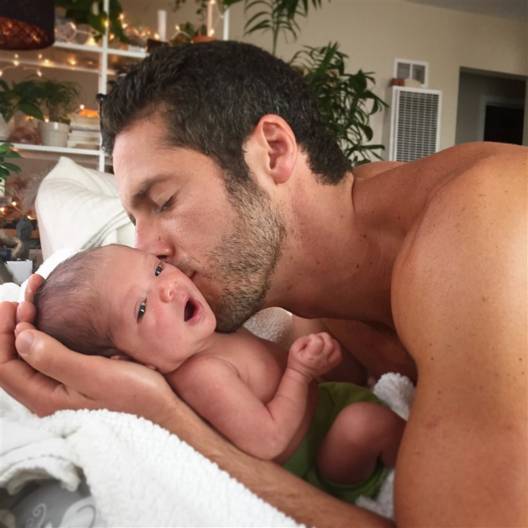 Даниел Eisenman kisses his baby girl.