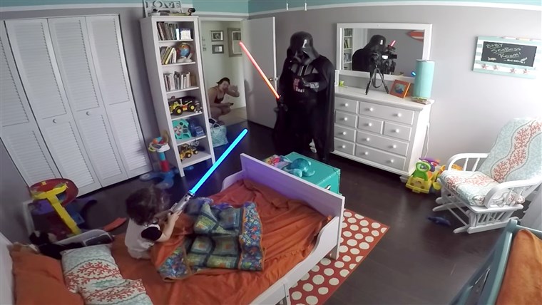Tată wakes his son up from nap dressed as Darth Vader