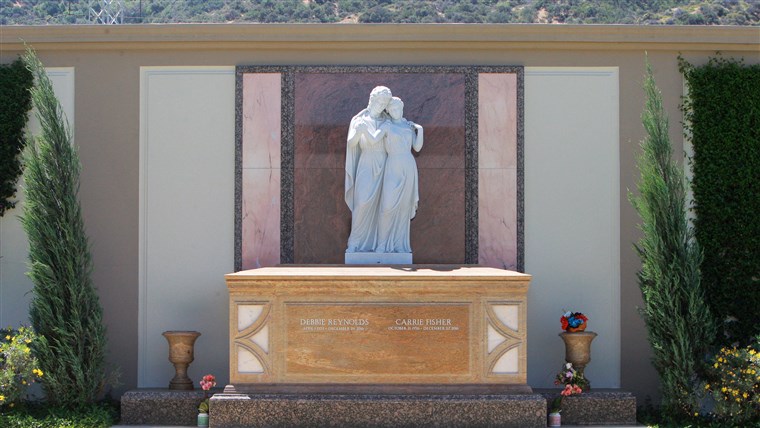 EXKLUSIV: Together forever-- Carrie Fisher & Debbie Reynolds' tomb engraved