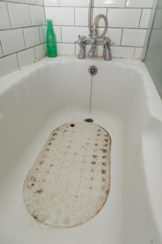 Русти bathtub, bathroom remodel, bathtub remodel, fix bathtub 