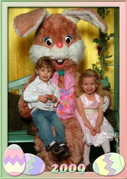 In timp ce Makayla was terrified of the bunny in 2007, two years later she was all smiles.