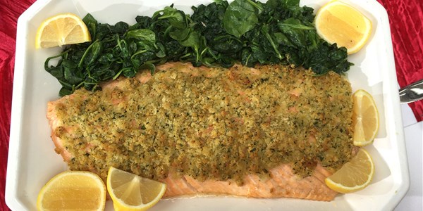 Snabb and Easy Lemon-Crusted Salmon with Garlic Spinach