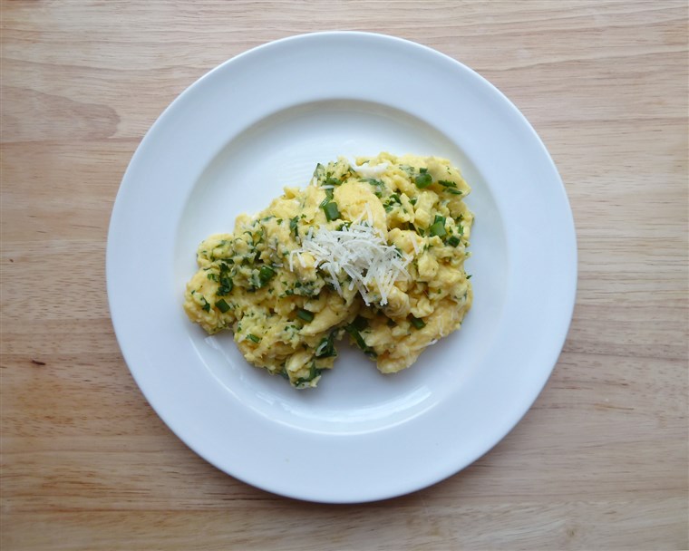 Изгубљено eggs with herbs and cheese