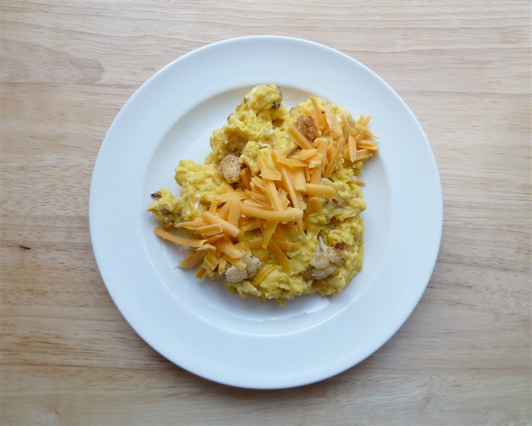 Изгубљено eggs with cauliflower, red onion and cheddar