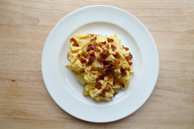 Изгубљено eggs with bacon and potato