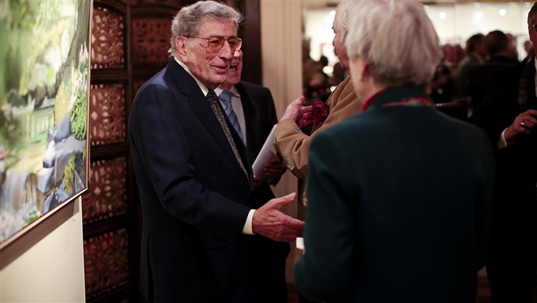 Vaizdas: Tony Bennett greets visitors to his exhibit in New York. The gallery of paintings and sculptures features work from throughout his career.