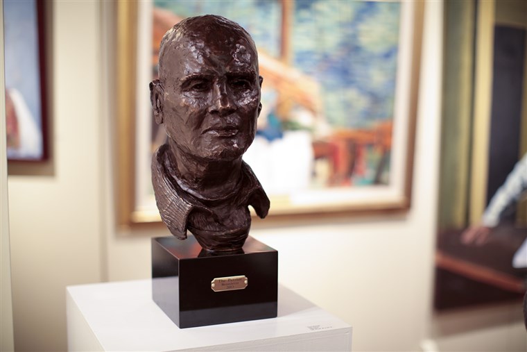 Vaizdas: A bust of singer-actor Harry Belafonte is displayed among Bennett’s paintings. Bennett titled the sculpture of his dear friend, “The Patriot.”