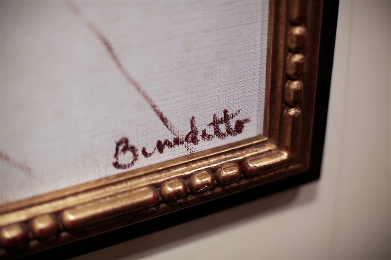 Vaizdas: Tony Bennett's signature on a canvas
