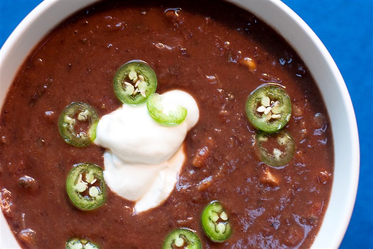 Juoda bean soup with sour cream and chiles 