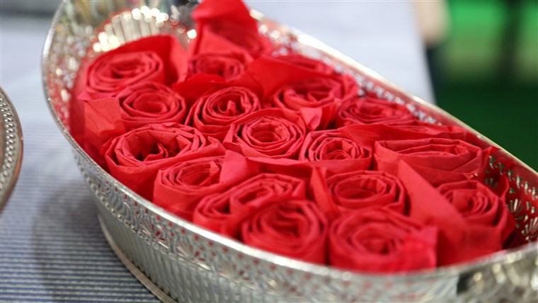Црвена rose napkin display