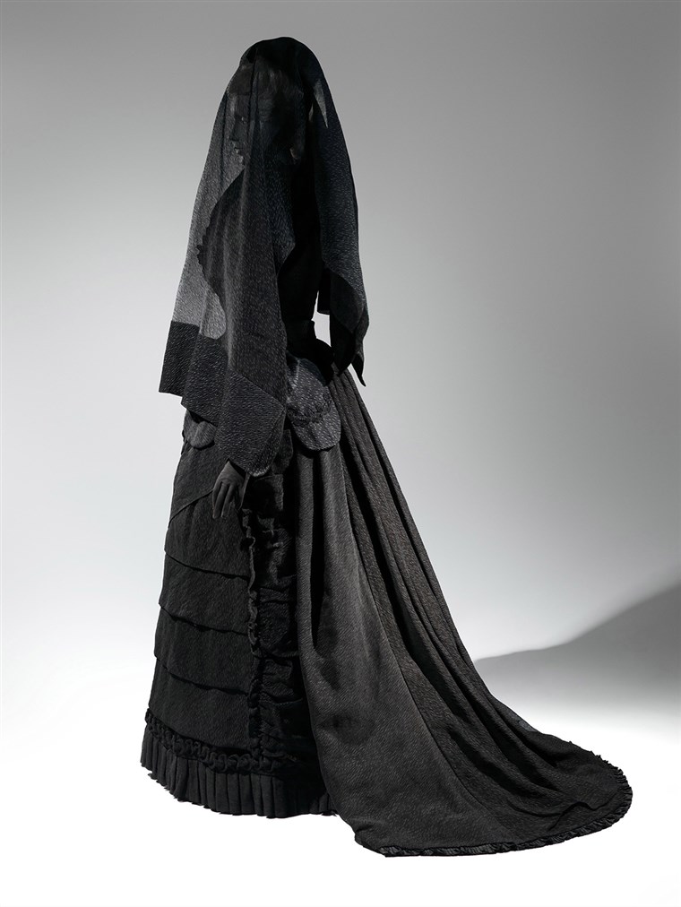 Gedulas Ensemble, 1870-1872 Black silk crape, black mousseline The Metropolitan Museum of Art, Brooklyn Museum Costume Collection at The Metropolitan...