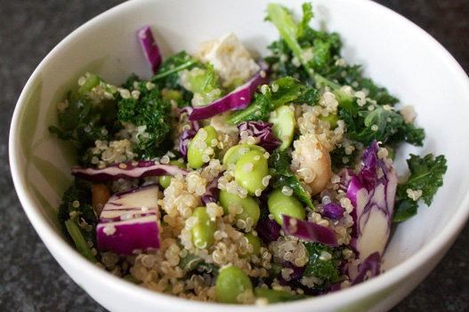 Покушати this delicious quinoa dish for a meatless protein punch.