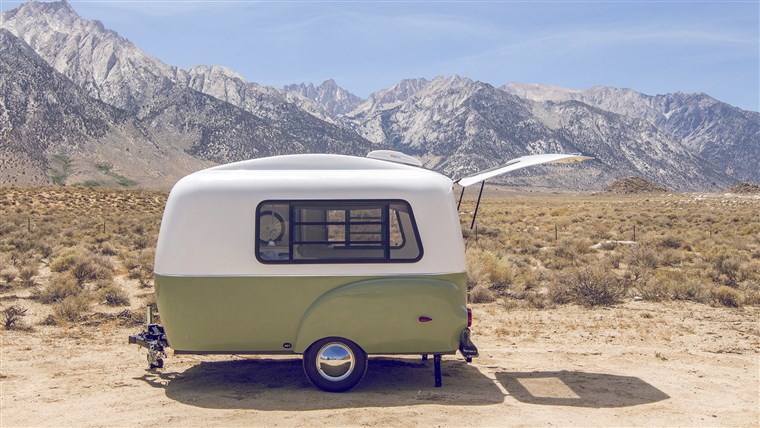 Acest retro-looking camper is packed with modern innovation