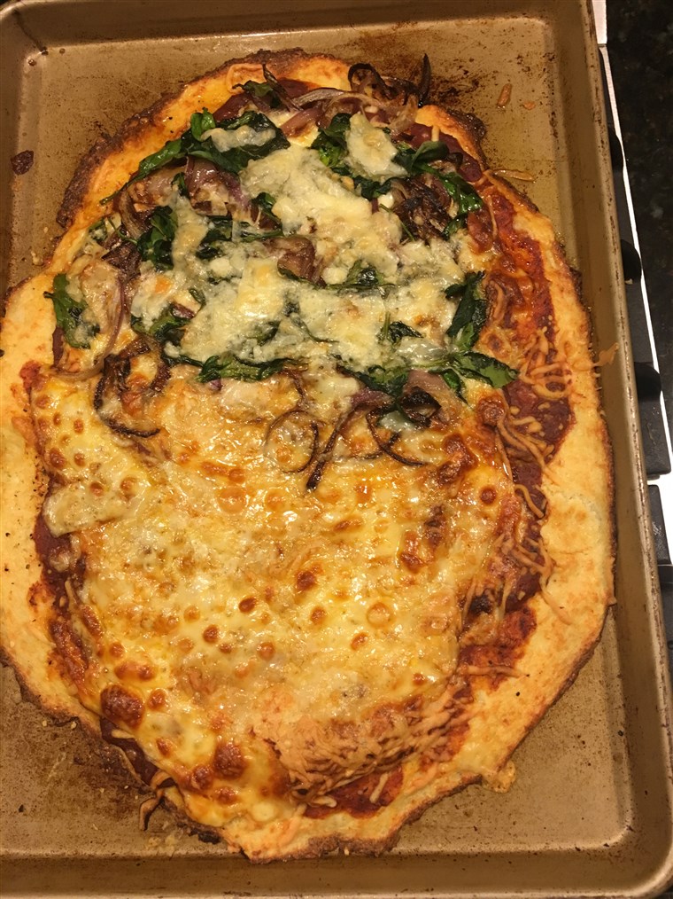 Conopidă pizza with cheese and veggies