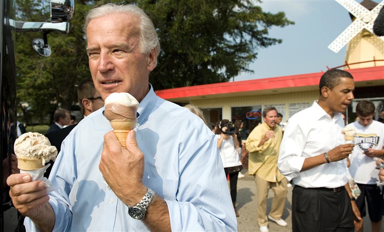 САД vice presidential nominee Senator Joe Biden (L) and Democratic presidential nominee Senator Barack Obama (R) enjoy ice cream cones as they speak wi...